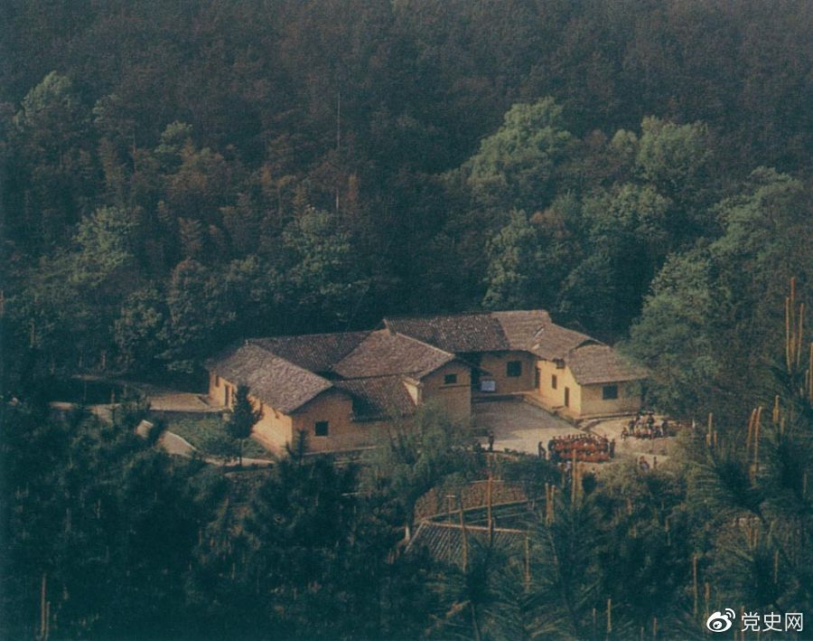 毛澤東故居&mdash;&mdash;湖南省湘潭縣韶山?jīng)_上屋場(chǎng)。1893年12月26日，毛澤東在這里誕生。